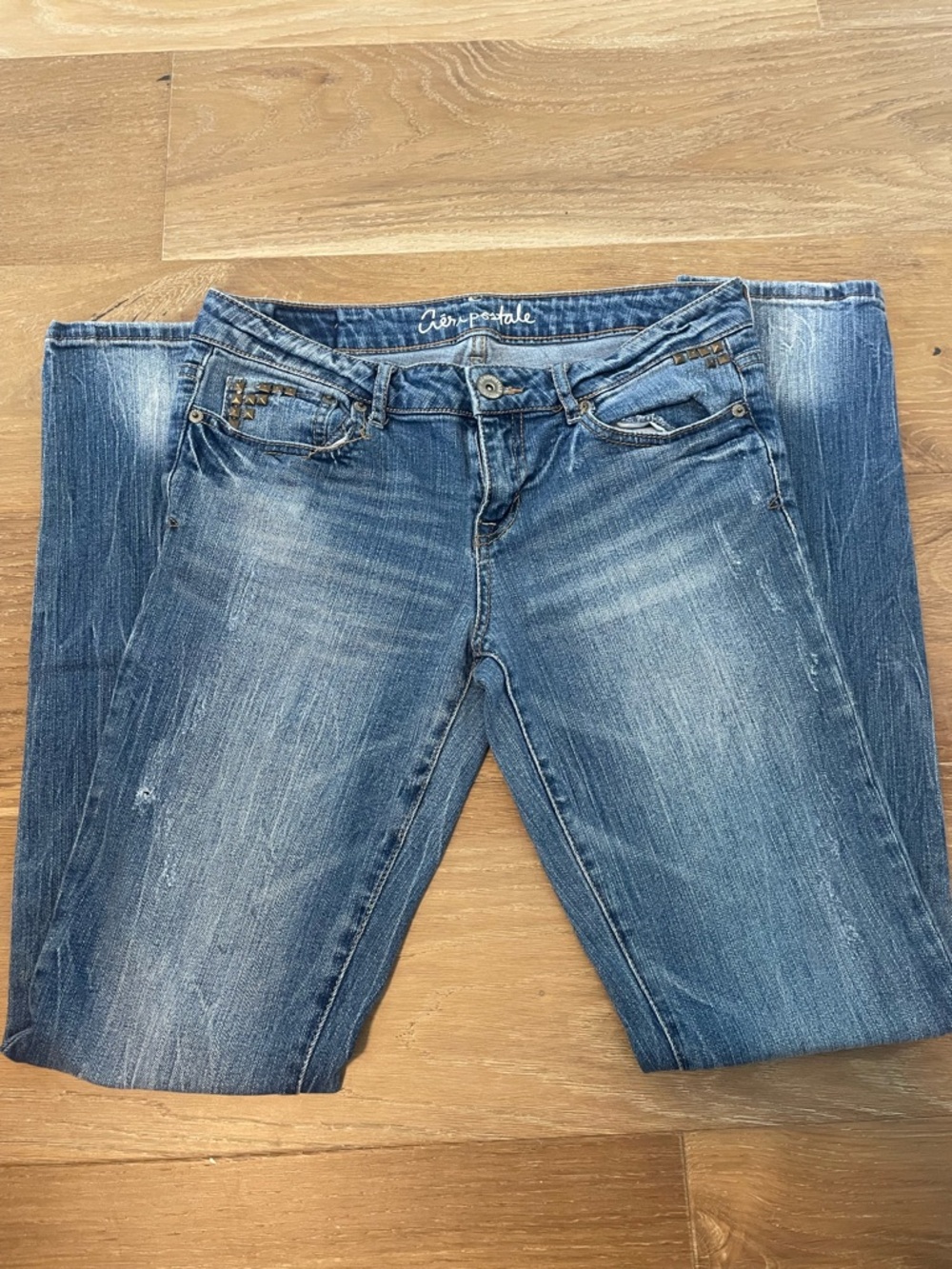 Aeropostale low rise skinny light wash jeans with studs